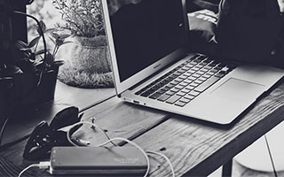  魔兽世界 pvp装备只能荣誉换吗,请问用荣誉分别在什么地方换战歌、阿拉希、奥山、风暴之眼的装备？